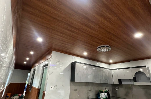 CÓ NÊN DÙNG TẤM ỐP PVC ĐỂ CẢI TẠO TƯỜNG CŨ? GIẢI PHÁP LÀM MỚI TIẾT KIỆM